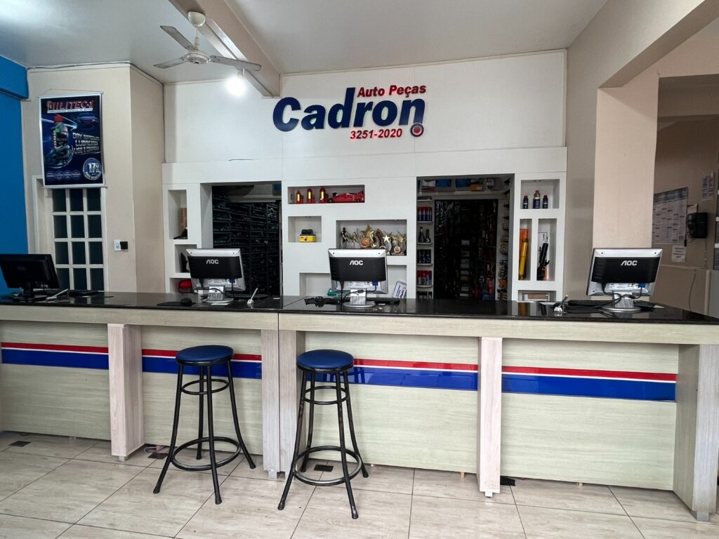 Balcão de atendimento e interior da Cadron Auto Peças em Santiago RS, loja de peças e acessórios automotivos
