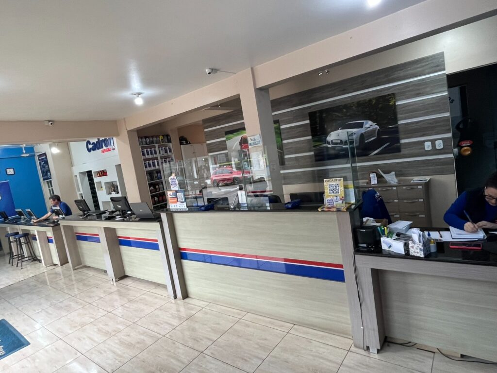Balcão de atendimento e interior da Cadron Auto Peças em Santiago RS, loja de peças e acessórios automotivos