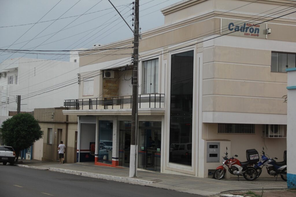Fachada da Cadron Auto Peças em Santiago RS, loja especializada em peças e acessórios automotivos