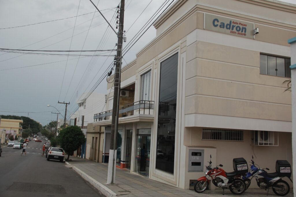 Fachada da Cadron Auto Peças em Santiago RS, loja especializada em peças e acessórios automotivos