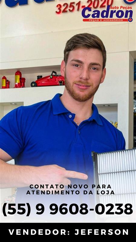 Atendente da Cadron Auto Peças em Santiago RS segurando filtro automotivo durante atendimento aos clientes da loja de peças e acessórios